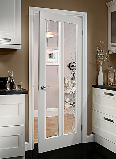 Дверь на кухню со стеклом. Межкомнатные двери на кухню. Пластиковая дверь на кухню. Межкомнатные двери со стеклом.