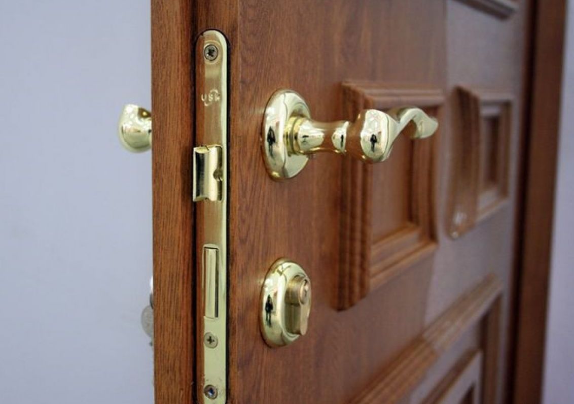 монтаж врезного замка в деревянную дверь