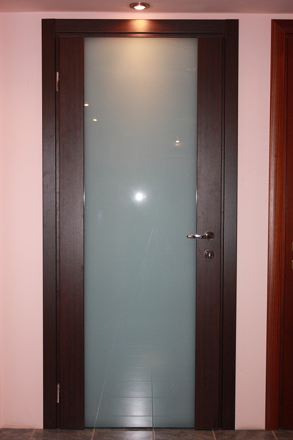 Безопасное решение: межкомнатные двери со стеклом триплекс